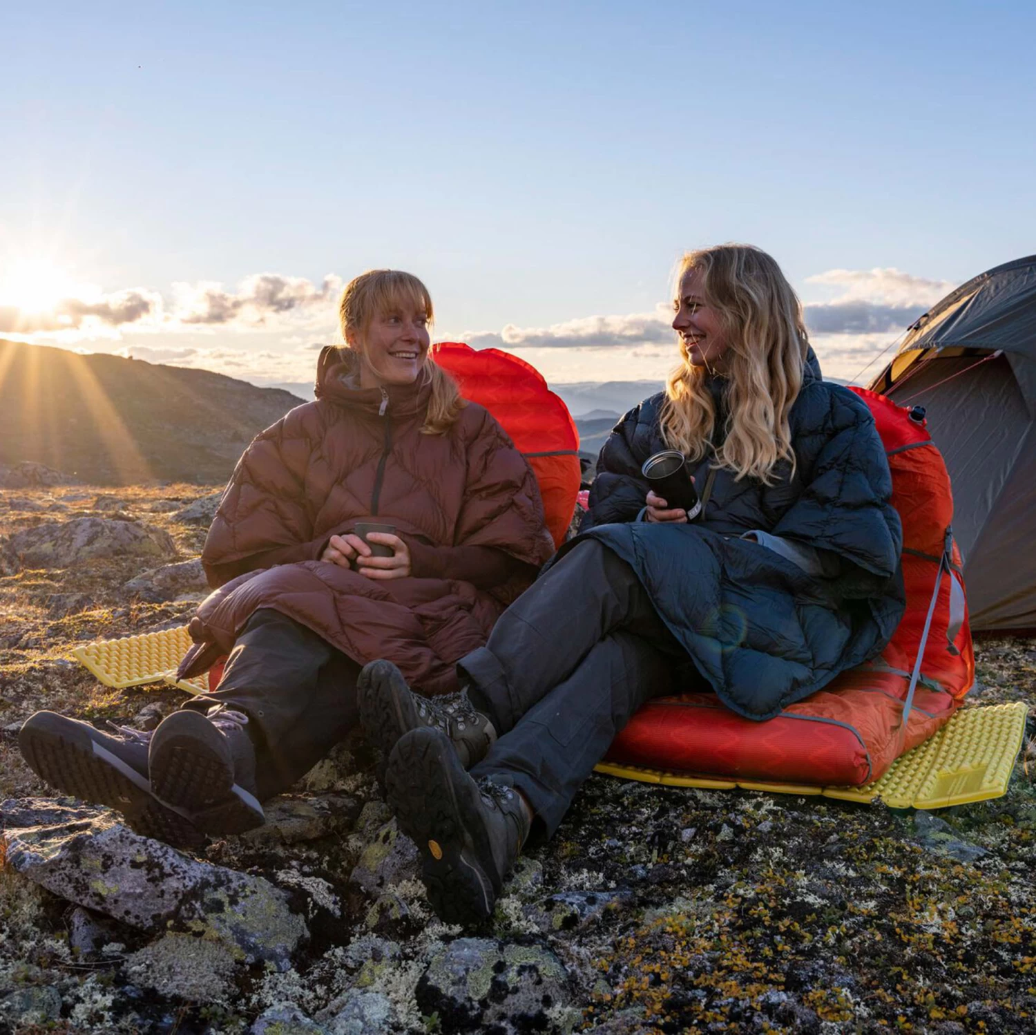 Thermarest Honcho Poncho Down Hooded Camping Blanket 5 Thermarest Honcho Poncho Down Hooded Camping Blanket - Image 5