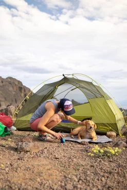 Ruffwear Highlands Pad Portable Folding Dog Bed -Comprehensive outdoor sports Web 10501 Highlands Pad Cloudburst Gray Steens Mountain 02