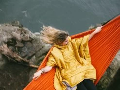 Thermarest Honcho Poncho Hooded Thermal Camping Blanket 24 Thermarest Honcho Poncho Hooded Thermal Camping Blanket -Comprehensive outdoor sports cacc6653 284f 4237 a22a ecc412656df5tr lifestyle honchoponcho 3